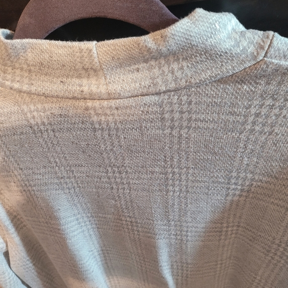 Emily Daniel's pullover top - Picture 3 of 5